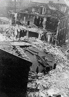 Die Synagoge nach der Sprengung des Mittelteils samt Kuppel