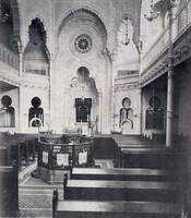 Der Innenraum der orthodoxen Synagoge