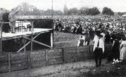 NSDAP-Wahlkampfveranstaltung mit Adolf Hitler am 13. Juni 1932 auf dem damaligen Sportplatz des FSV Mainz 05 (heutiges Universitätsgelände)